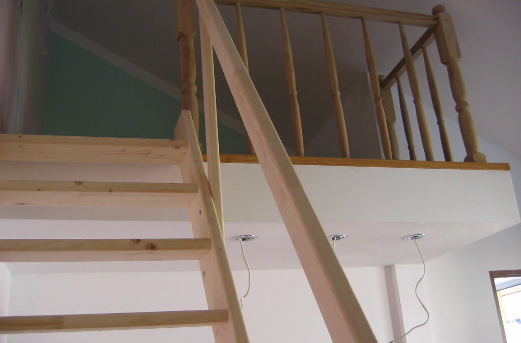 Antresola do spania i zabawy w pokoju dziecinnym