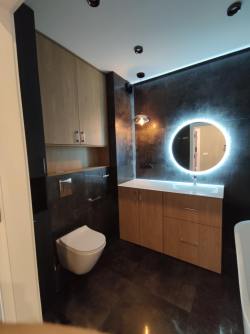Łazienka minimalistyczna ciemna 