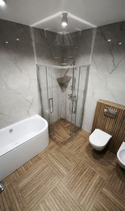 Nowoczesna, duża łazienka z wanną i prysznicem