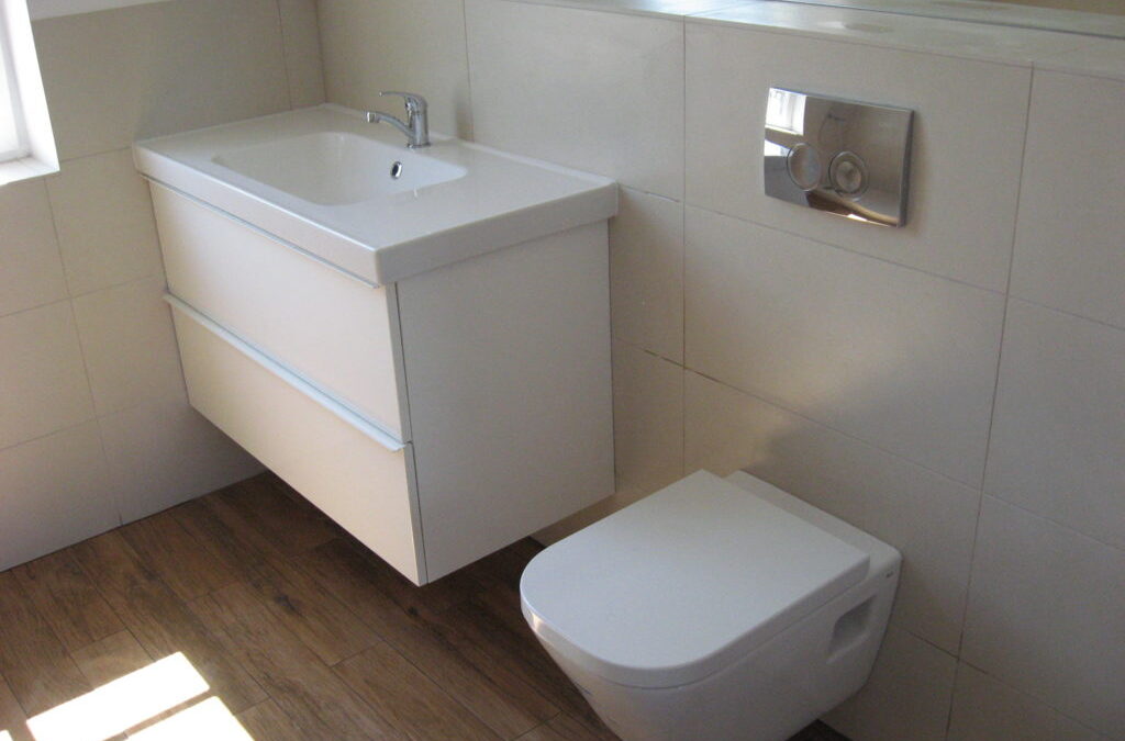 Dwie podobne łazienki z gresu aranżacja