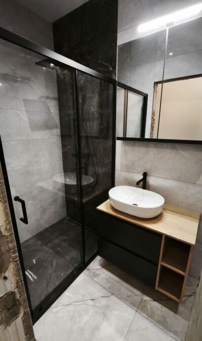 Ładna ekonomiczna łazienka