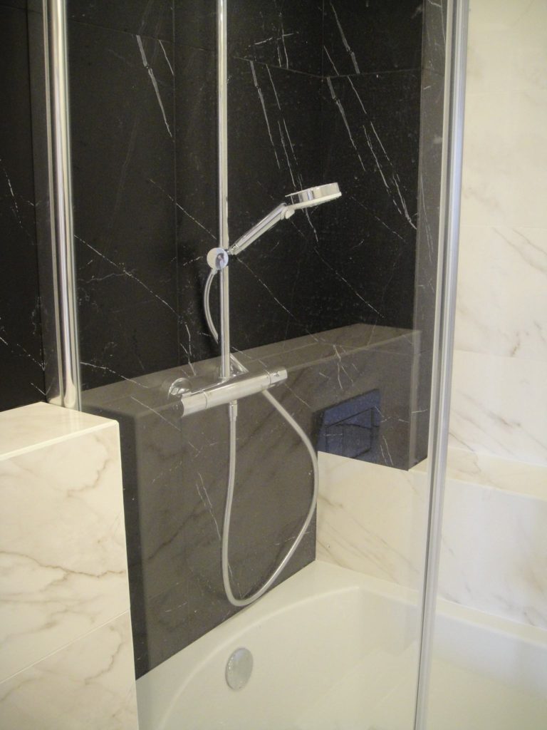 prysznic w wannie szklany parawan