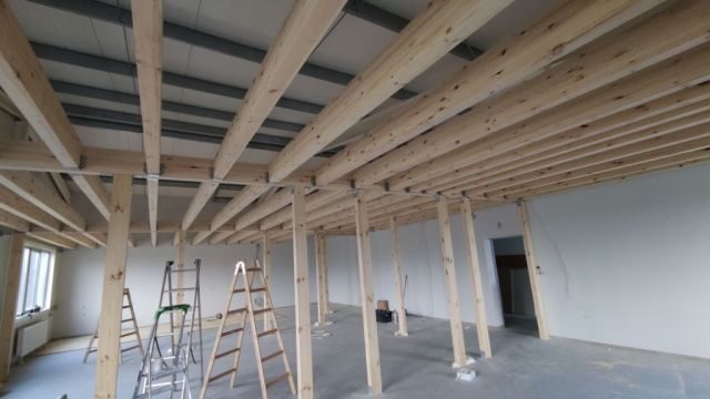 Strop drewniany 200m/2 w hali magazynowej antresola użytkową