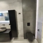 zabudowa wc ciemny szary gres