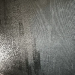 Zbliżenie ciemnej tapety z pionową fakturą i połyskującym wzorem