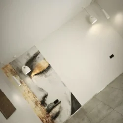 Fototapeta z portretem kobiety pod białą lampą wiszącą, widok z boku