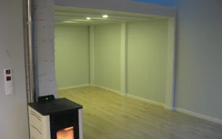 Biała antresola drewniana 16 m² – Magdalenka