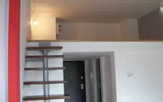 Budowa antresoli w kawalerce – dodatkowe 10 m²